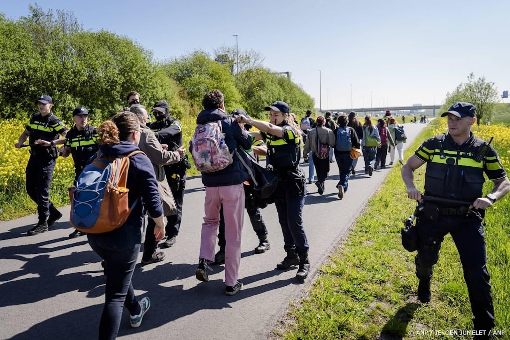 Klimaatdemonstranten XR proberen A12 te betreden bij De Meern