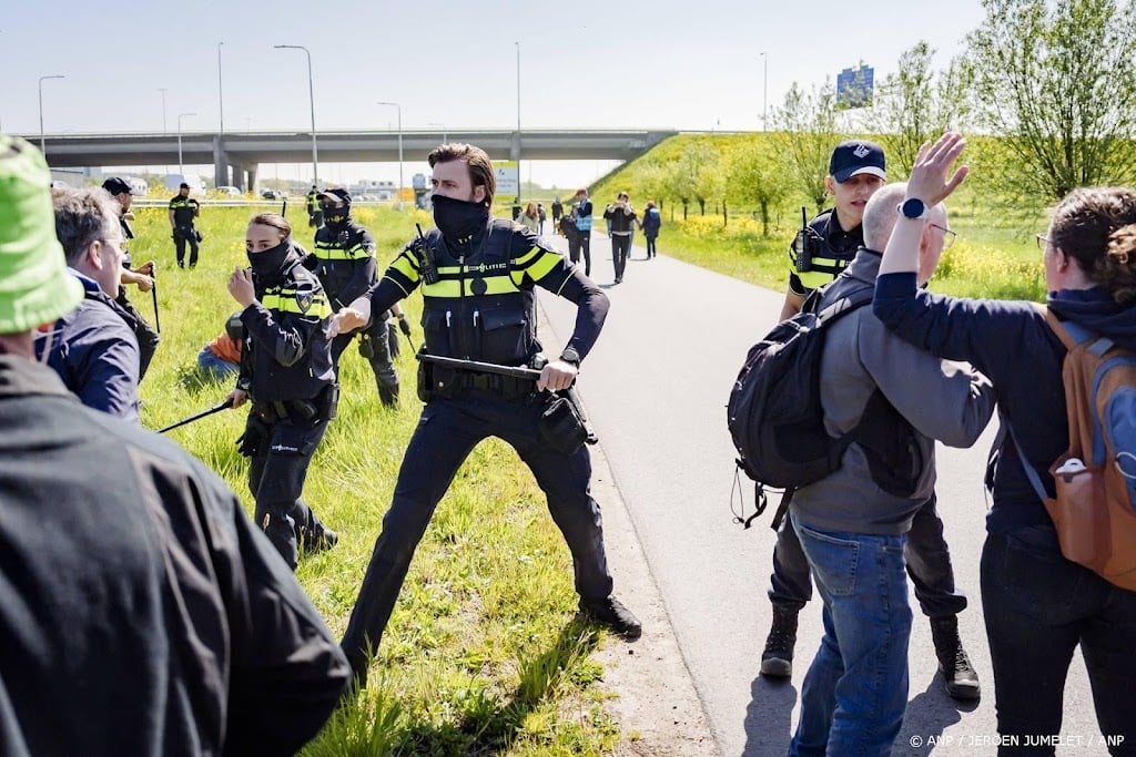 Politie begint ontruiming van door klimaatactivisten bezette A12