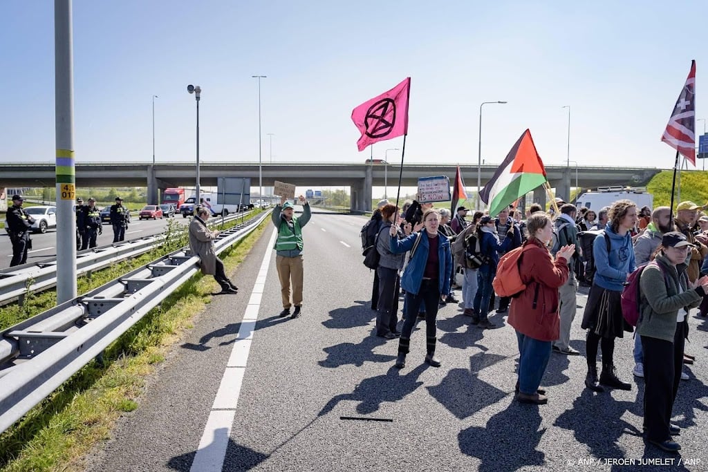 Niet 200 maar ruim 400 aanhoudingen bij XR-blokkade A12
