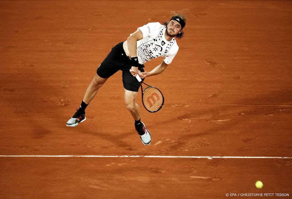 Tsitsipas knokt zich op Roland Garros in vijf sets langs Musetti