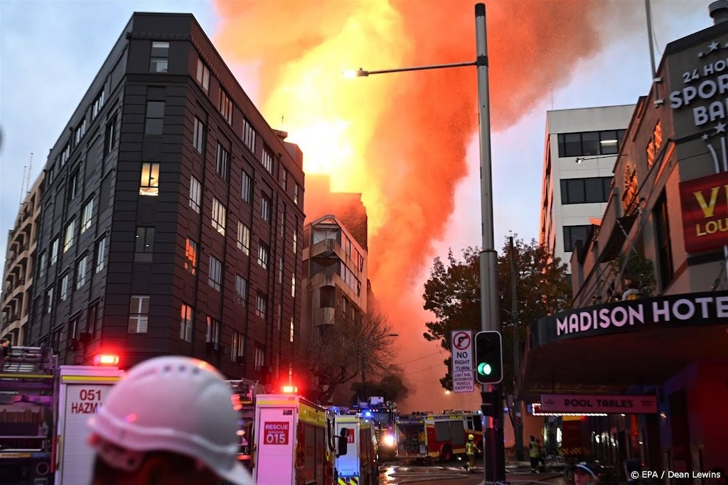 Hevige brand in Sydney, flatgebouw stort in