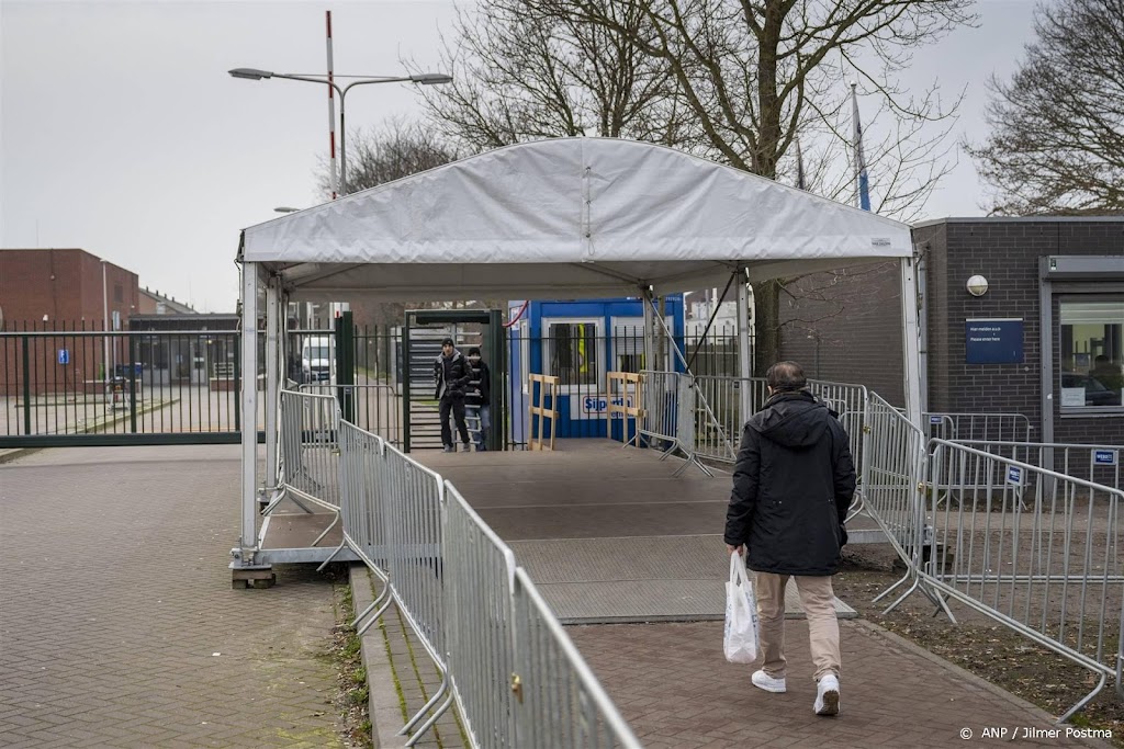Asielzoekers in Ter Apel wegens drukte op stoelen geslapen