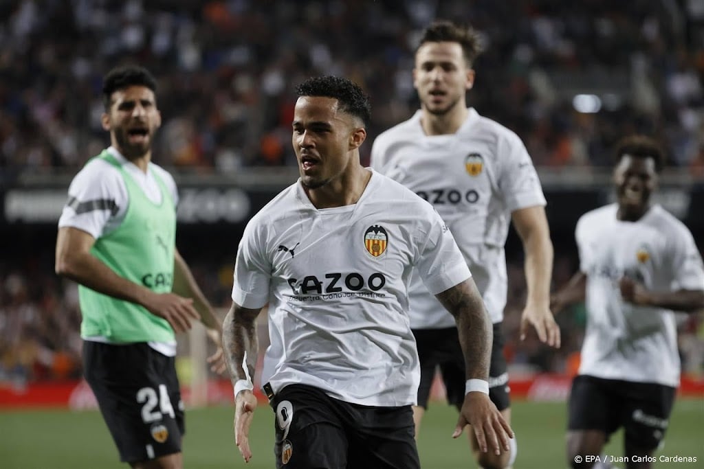 Vriendin voetballer Kluivert gewond bij overval in woning