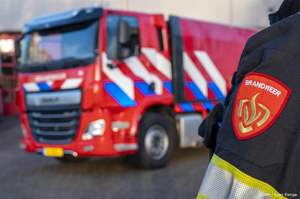 Brand bij loods met vrachtwagens in Terneuzen geblust