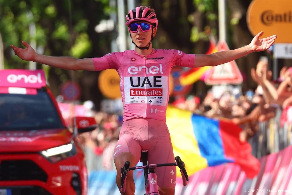 Oppermachtige Pogacar viert zesde etappezege in Giro d'Italia  