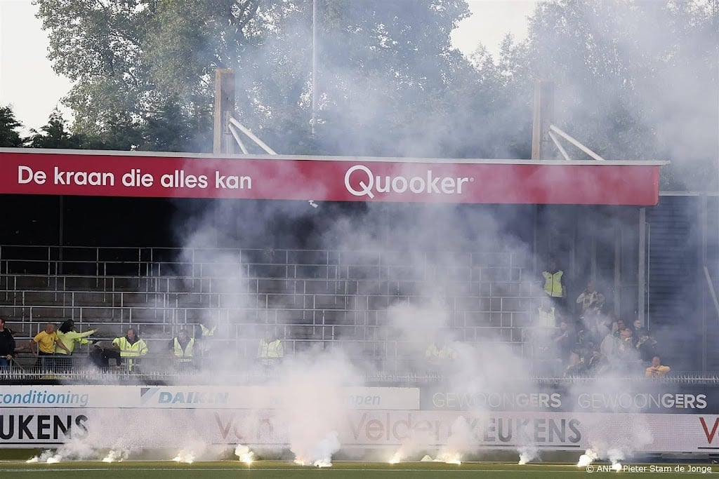 Excelsior tegen ADO tijdelijk stilgelegd om vuurwerk op veld