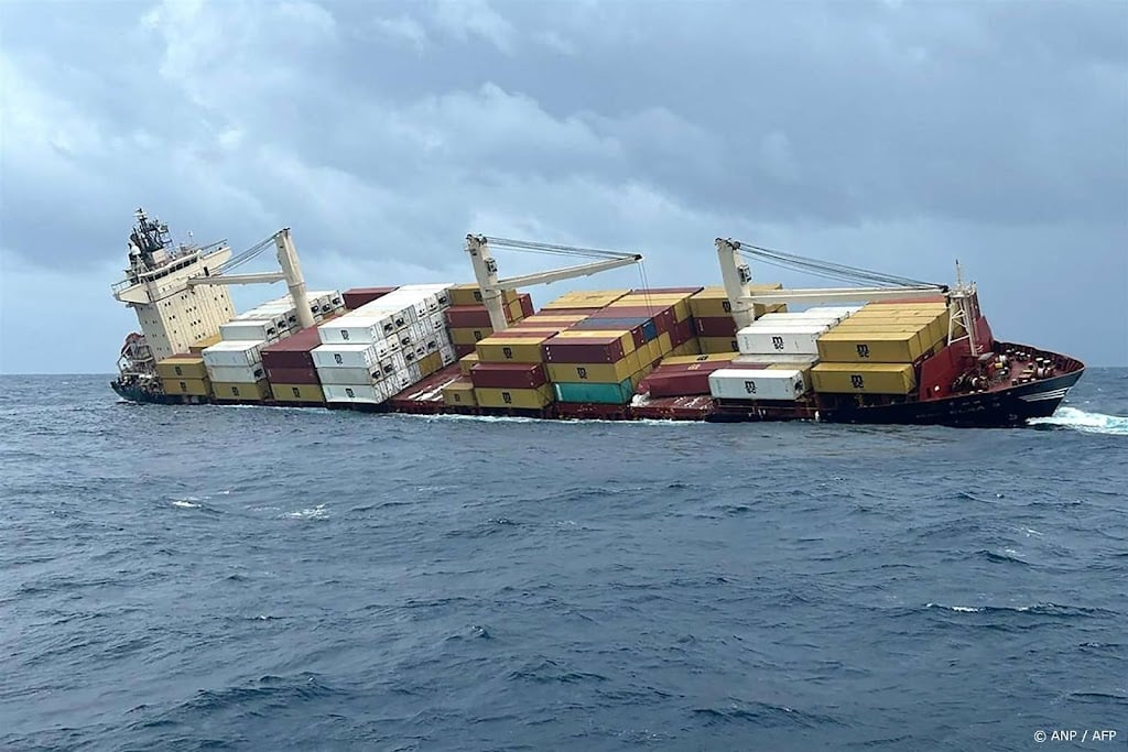 Containerschip met 'gevaarlijke' lading zinkt bij India