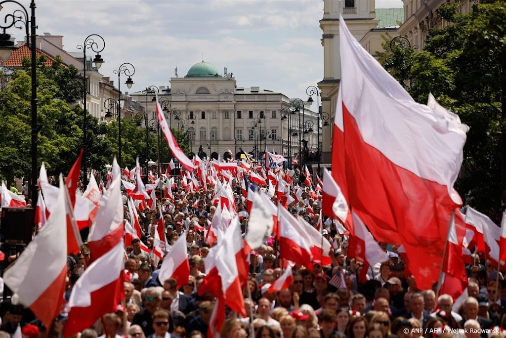 Polen massaal de straat op voor presidentskandidaten