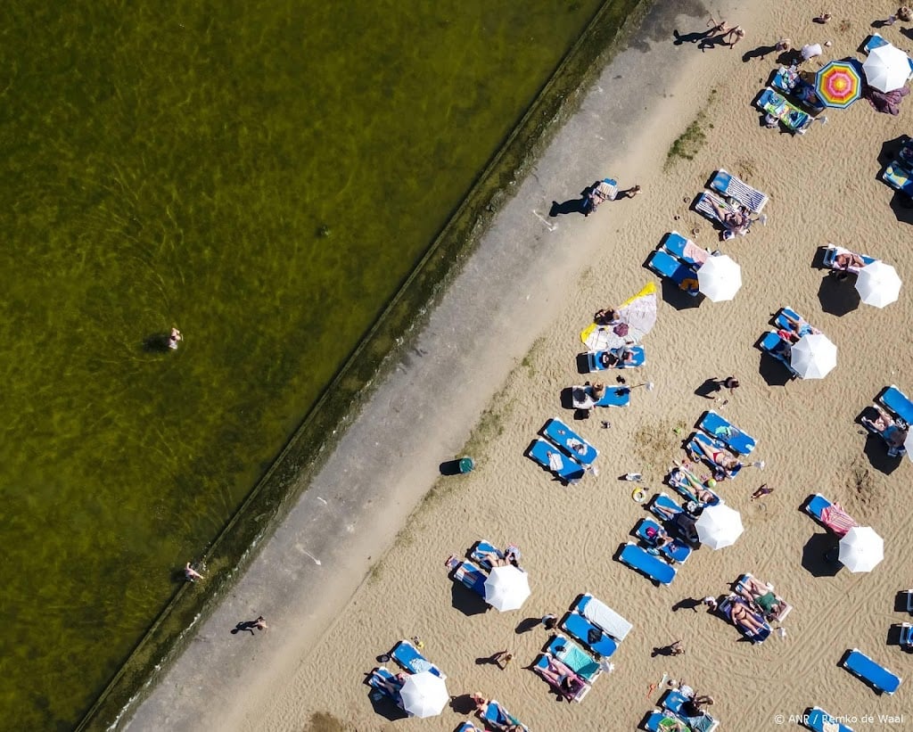 Parkeerplaatsen bij strand en binnenwater lopen vol