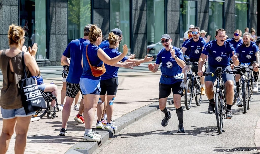 Lopers Roparun onthaald op Coolsingel in Rotterdam