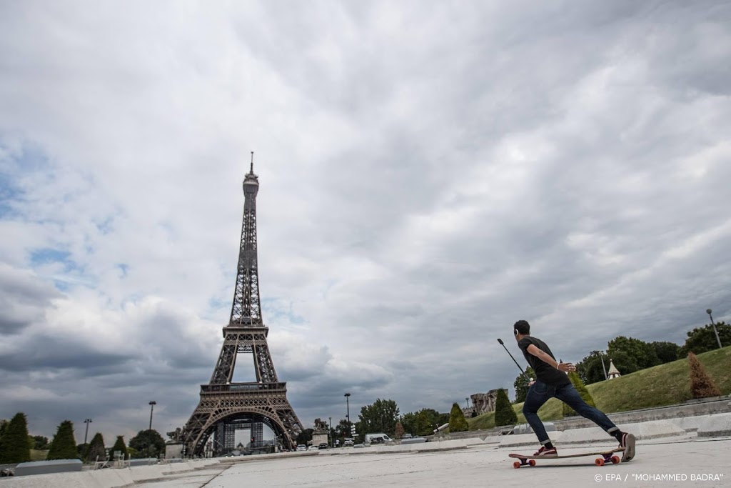 Eiffeltoren weer open na drie maanden coronasluiting
