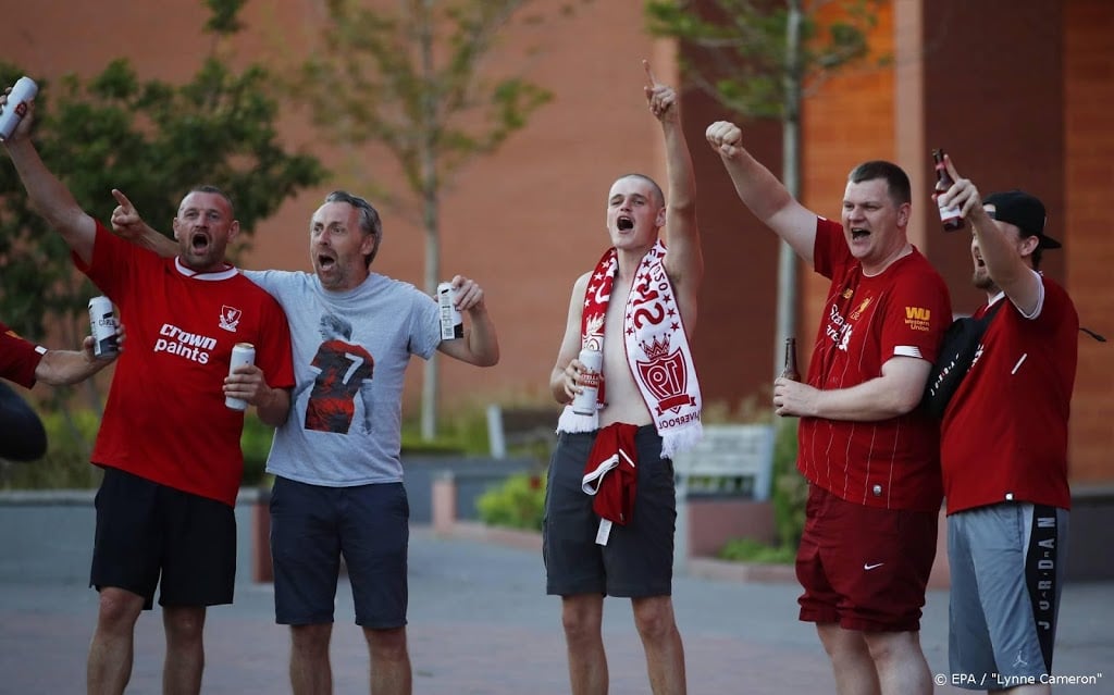 Supporters Liverpool vieren feest bij stadion