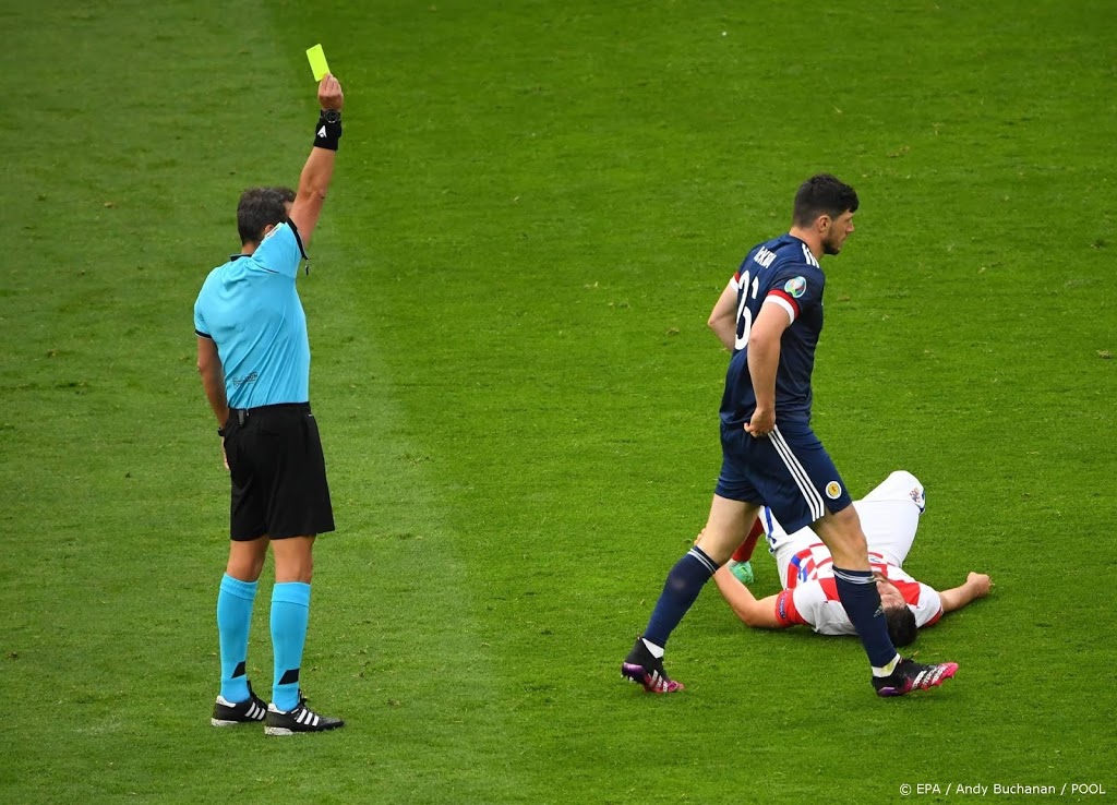 Minder overtredingen en gele kaarten in groepsfase EK voetbal