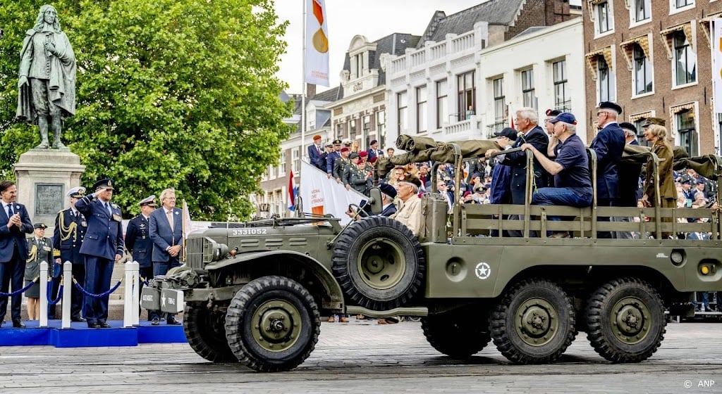 Veteranen eindigen defilé door binnenstad Den Haag op Malieveld