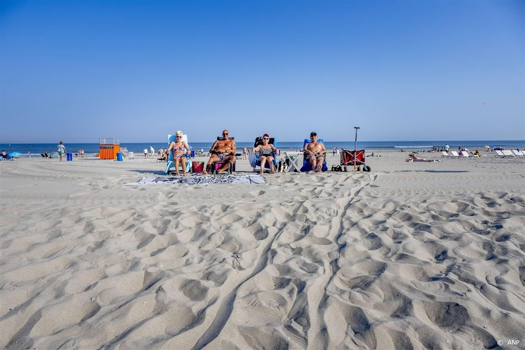 Nederlandse stranden zijn druk, gemeenten roepen op: kom met ov