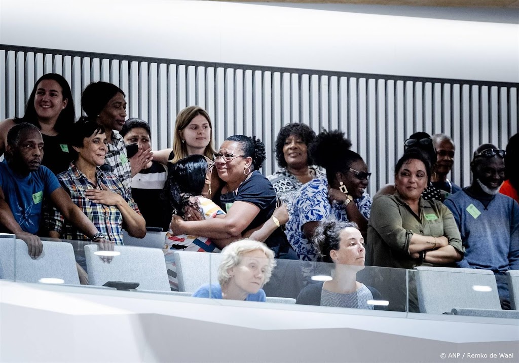 Lang applaus in Kamer om verblijfsregeling voor Surinamers