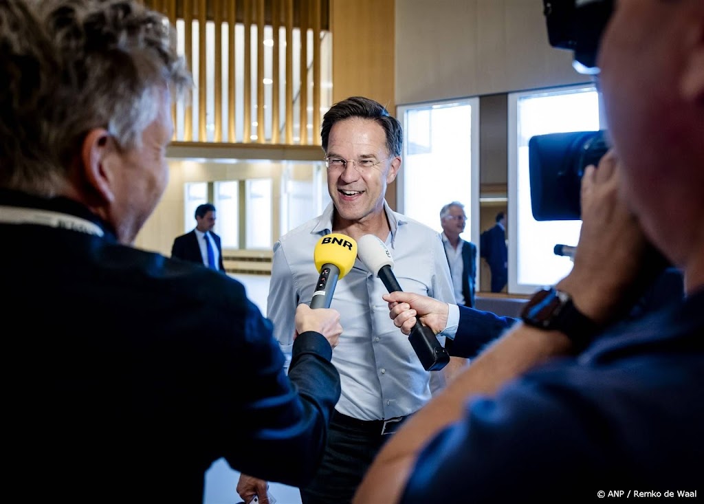Rutte ontvouwt EU-vlag bij aanvang laatste Tweede Kamerdebat