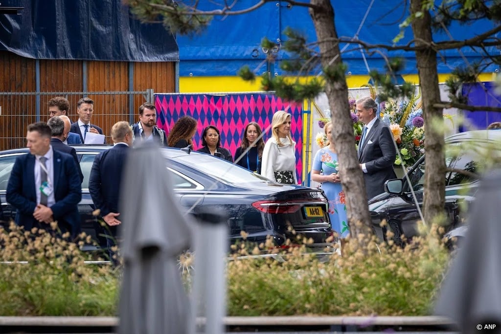 Máxima leidt partners van NAVO-leiders rond in Rotterdam
