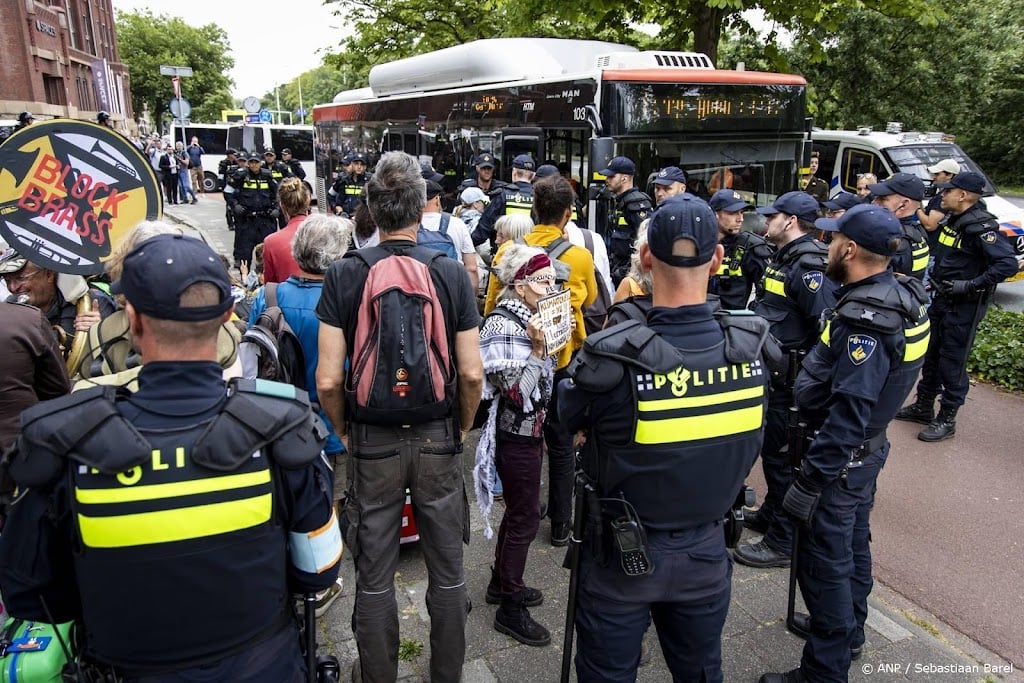 Politie begint met aanhouden klimaatactivisten rond A12