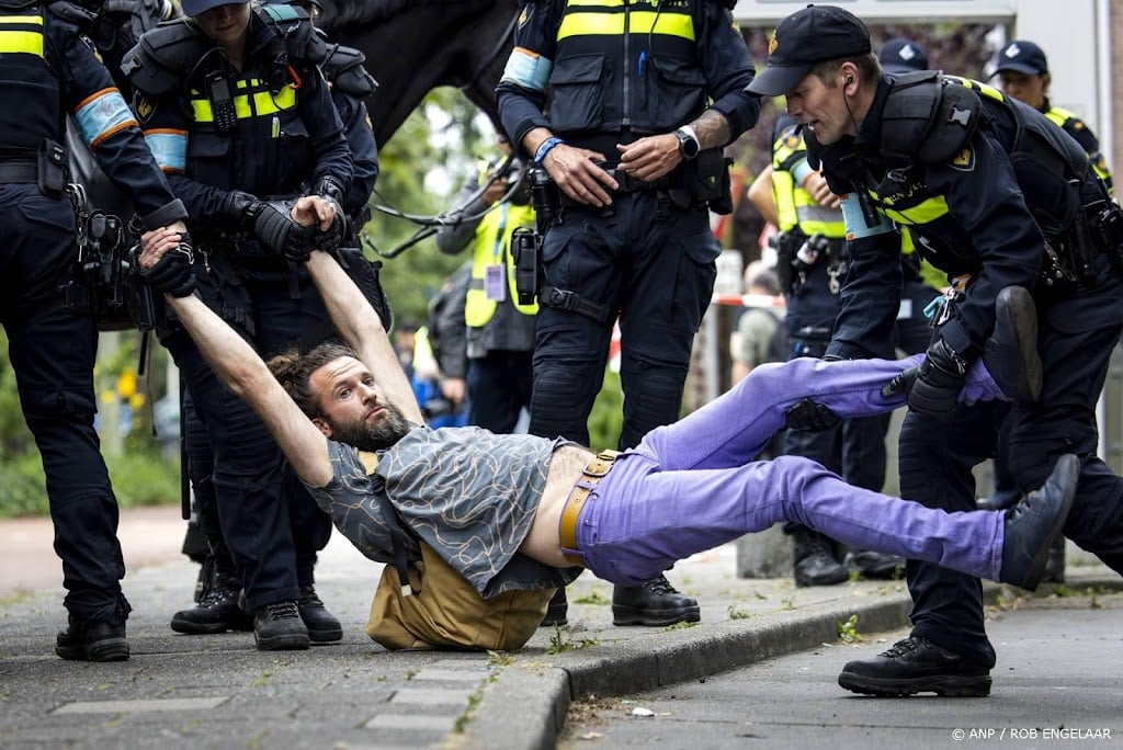 Tientallen activisten weggevoerd na poging A12 te blokkeren