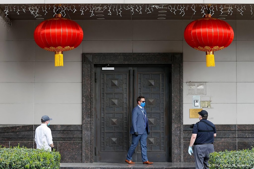 Groep mannen breekt deur Chinees consulaat in Houston open