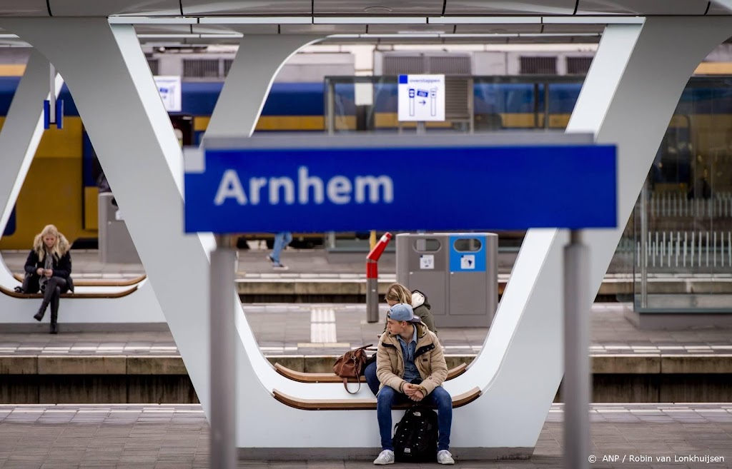 Geen treinen rond Arnhem wegens blikseminslag 
