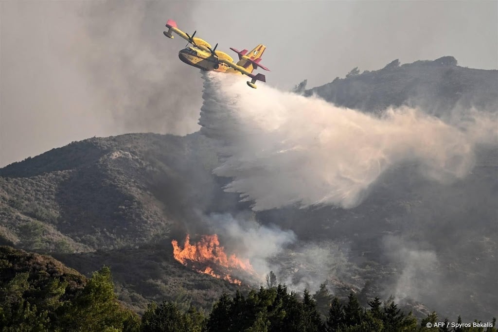 Minstens 150 vierkante kilometer verwoest door bosbranden Rhodos