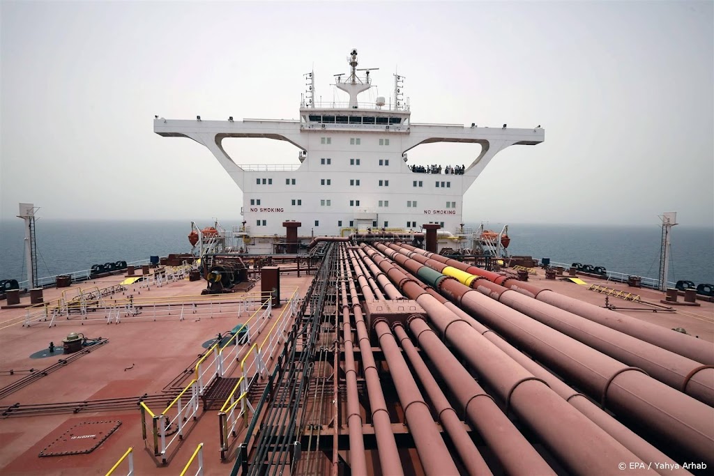 Overpompen van olie uit schip voor de kust van Jemen begonnen