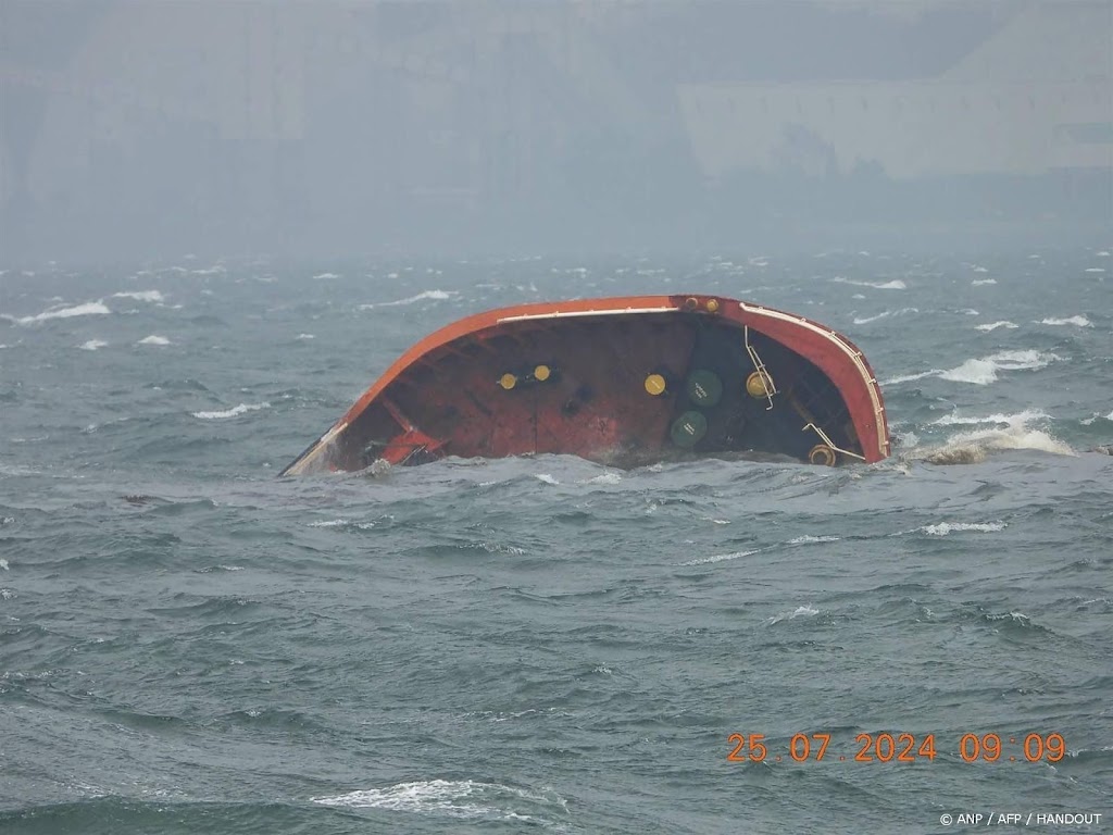 Tanker met 1,4 miljoen liter olie gekapseisd bij Manilla 