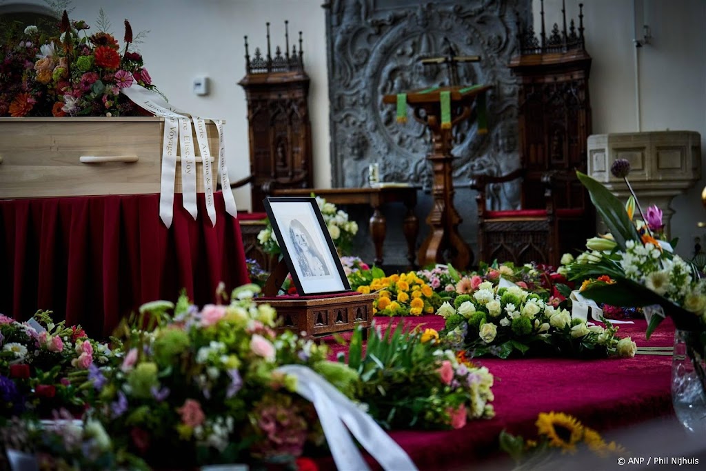 Bloemen uitvaart Wieteke van Dort naar Indisch Monument