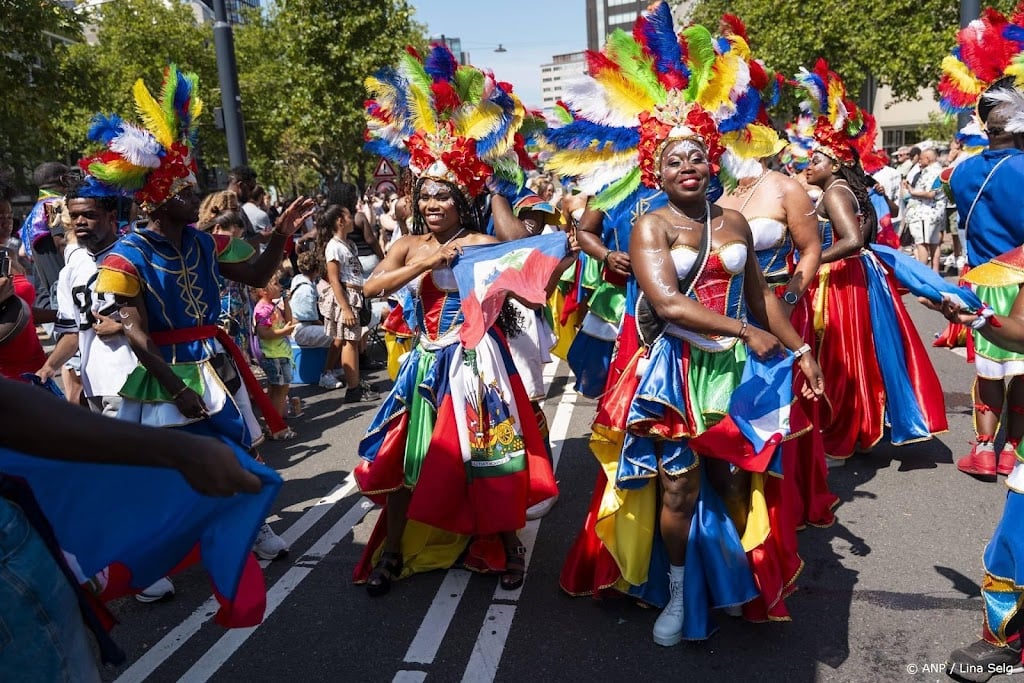 Uitbundig Zomercarnaval trekt door centrum Rotterdam