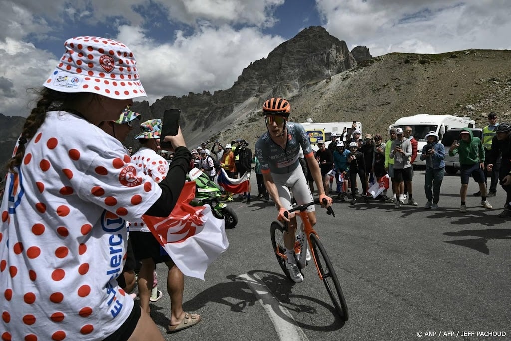Arensman gehavend na laatste bergetappe Tour naar Alpe d'Huez