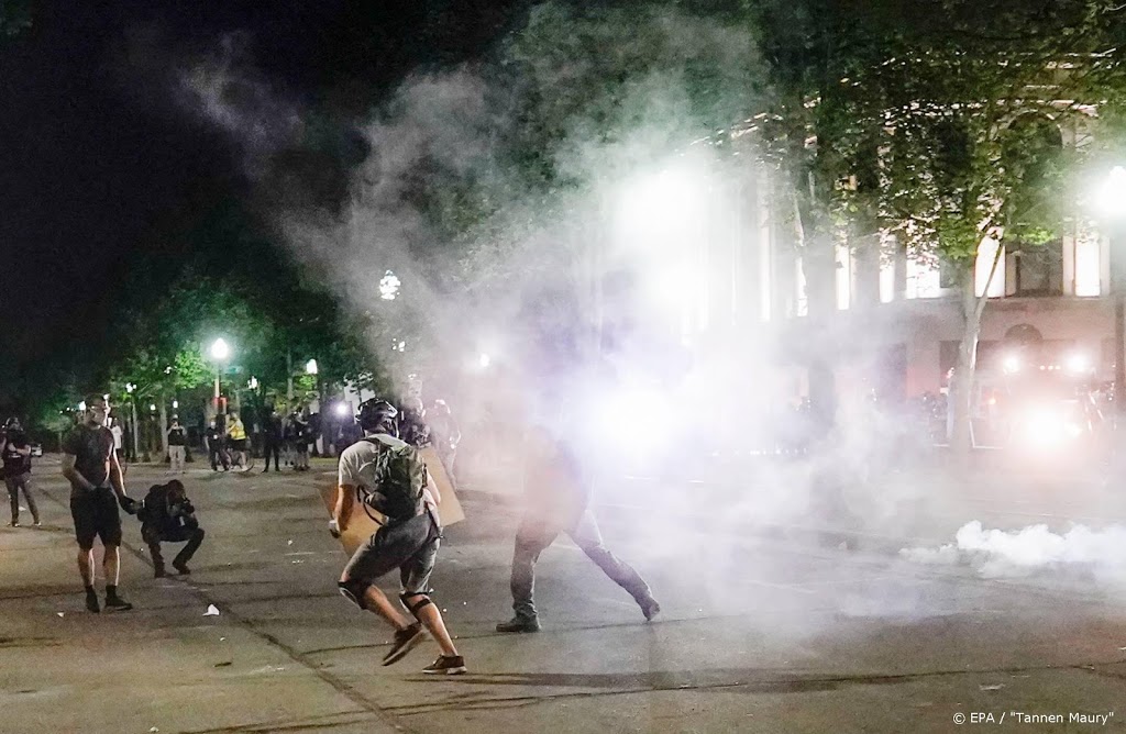 Politie VS drijft demonstranten Kenosha met traangas uiteen