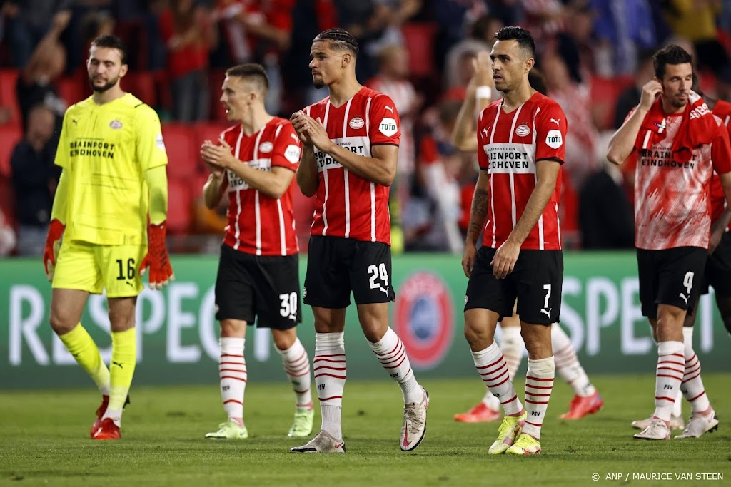 PSV besluit zomerse periode van euforie en hoop met harde klap