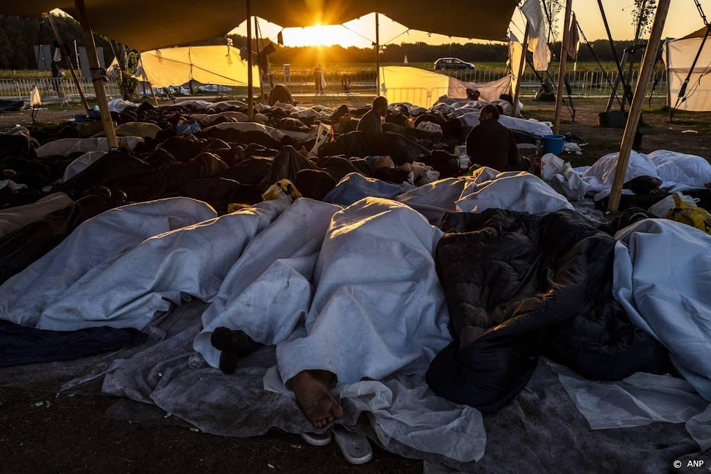 Voor tweede nacht op rij sliepen 700 mensen buiten in Ter Apel 