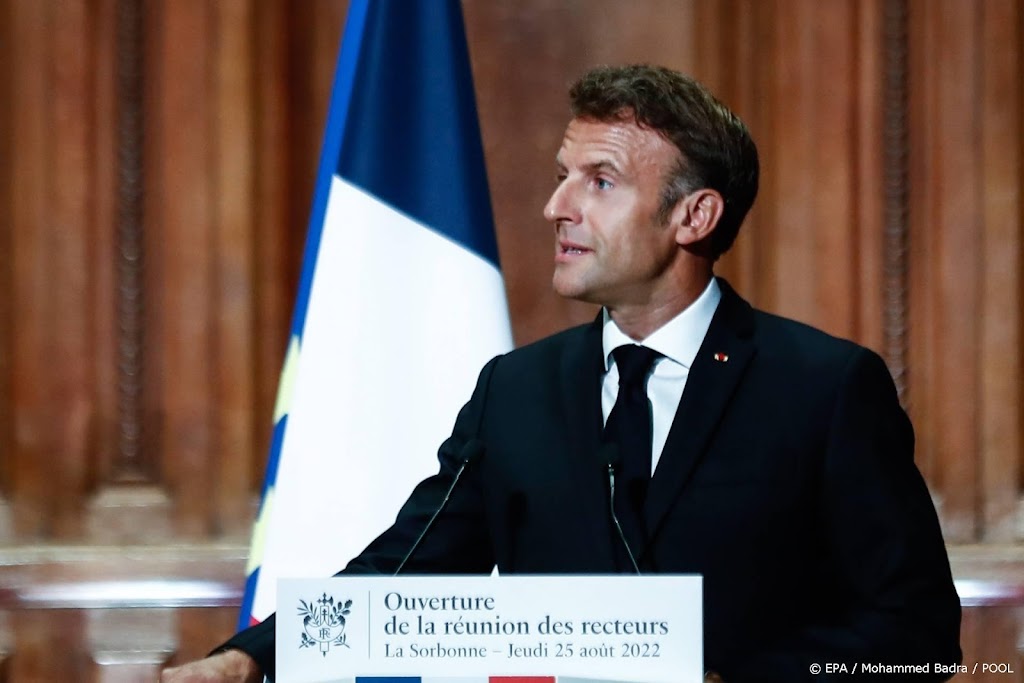 Franse president Macron in Algerije om 'opnieuw te beginnen'