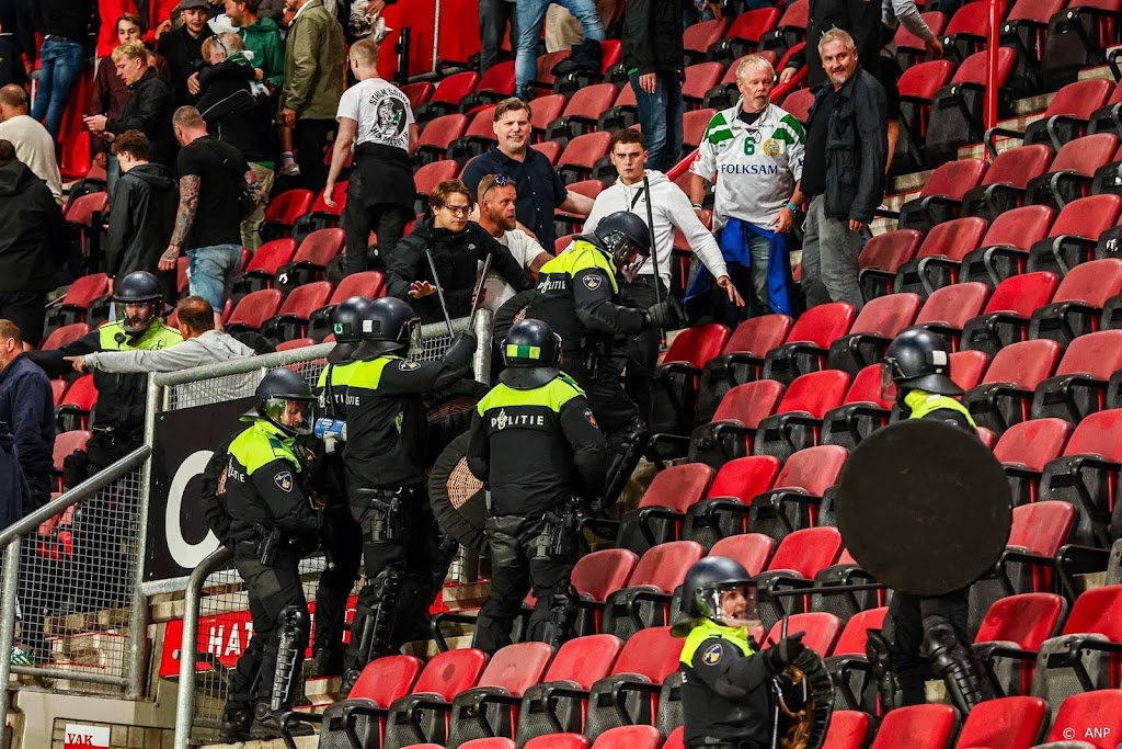 Politie toont beelden van relschoppers FC Twente - Hammarby IF