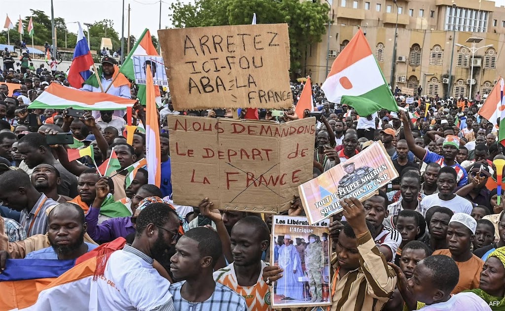 Nigerese junta zet Franse ambassadeur het land uit