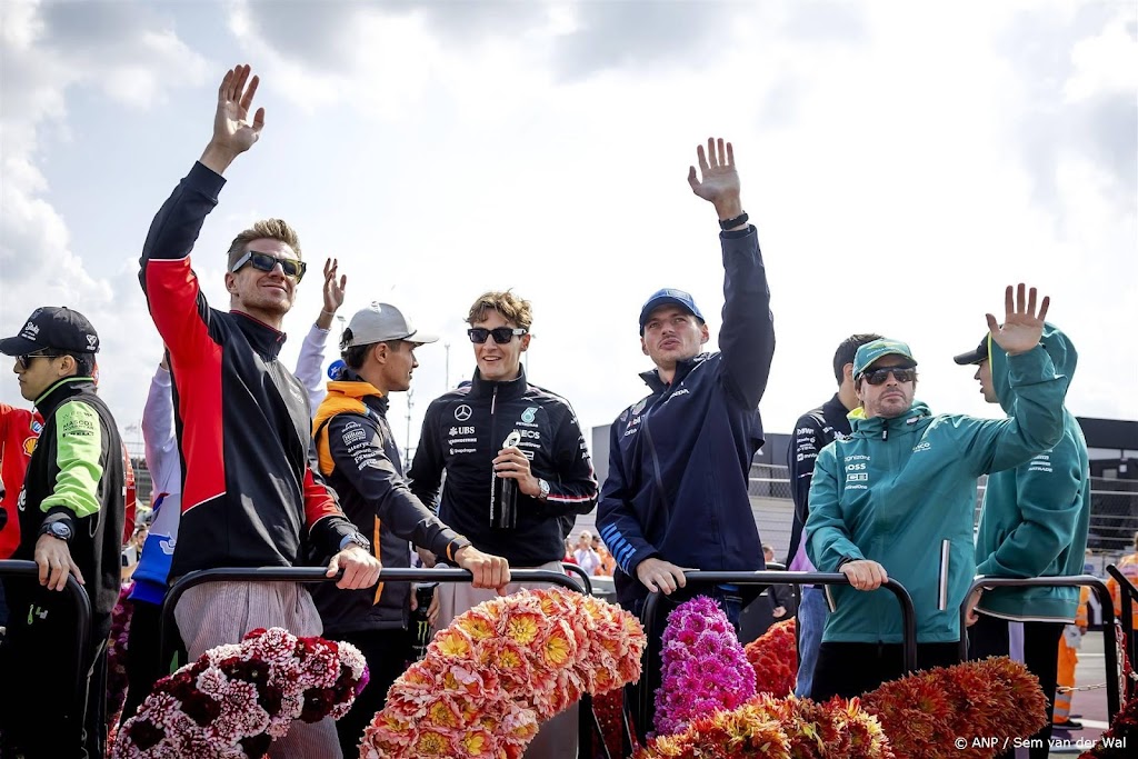 Coureurs presenteren zich in praalwagen aan publiek in Zandvoort