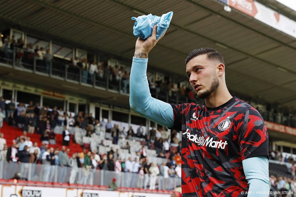 Feyenoord-doelman Bijlow neemt in tranen vast afscheid van fans