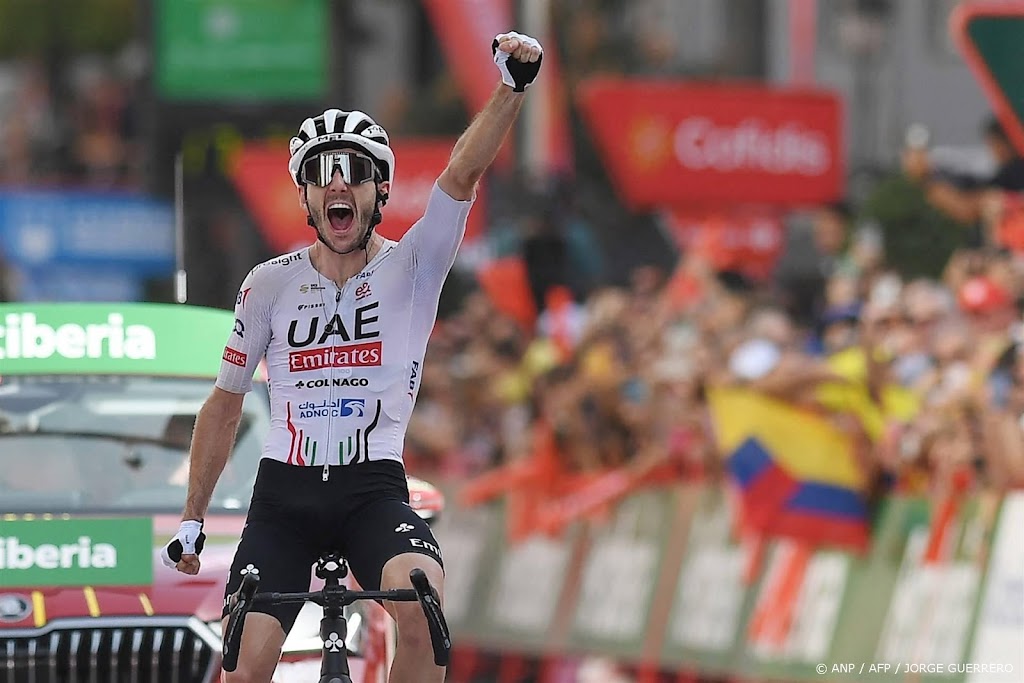 Yates wint zware bergrit in Vuelta na solo van 58 kilometer