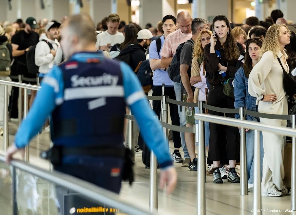 Langere wachttijd bij security Schiphol door actie beveiligers