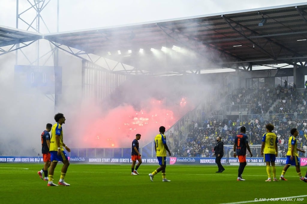 Geen uitpubliek bij Cambuur - Twente na vuurwerk Feyenoord-fans
