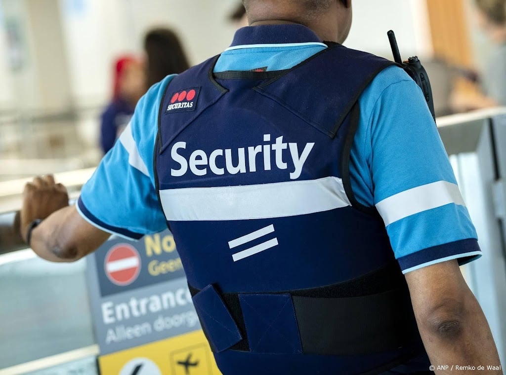 Schiphol en bonden overleggen deze week weer over beveiligers