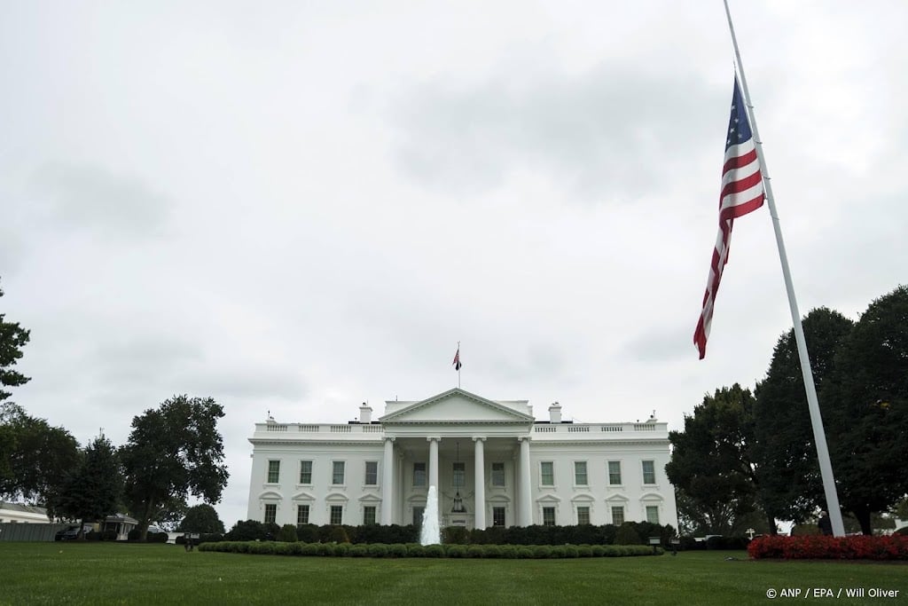Trump eert overleden Dolly Parton met vlaggen halfstok