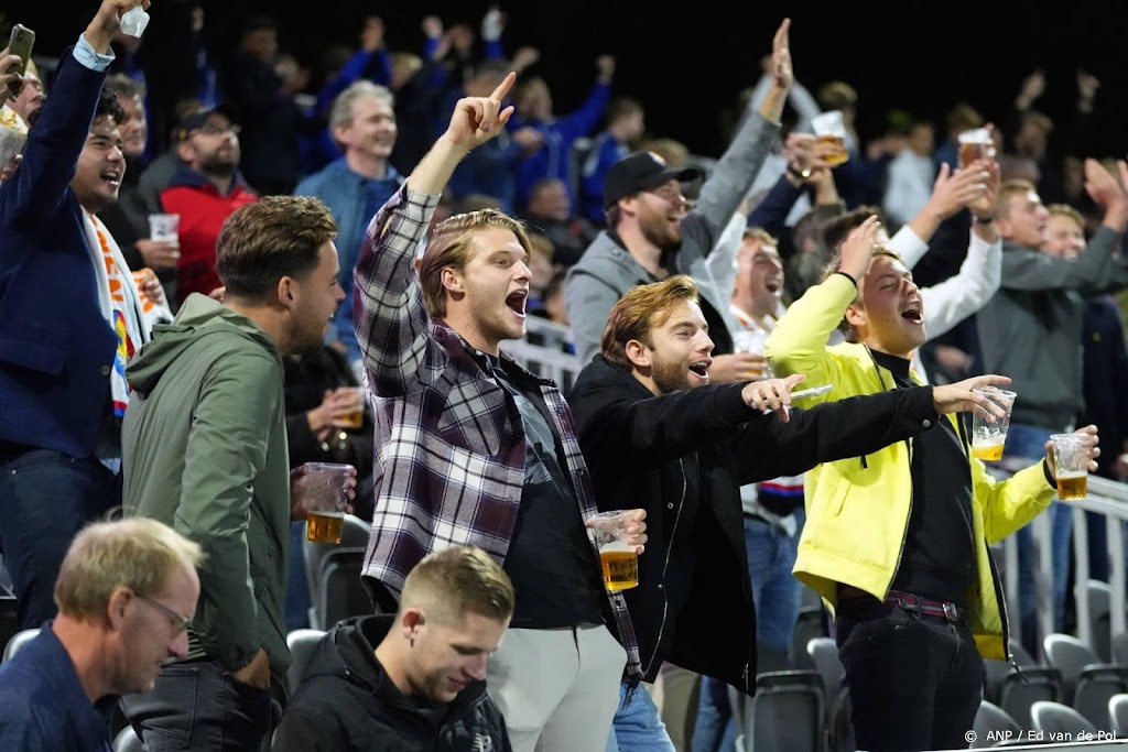 Voor het eerst in ruim 1,5 jaar weer voetbal in vol stadion