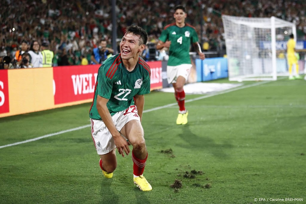 Oud-PSV'er Lozano helpt Mexico aan oefenzege op Peru