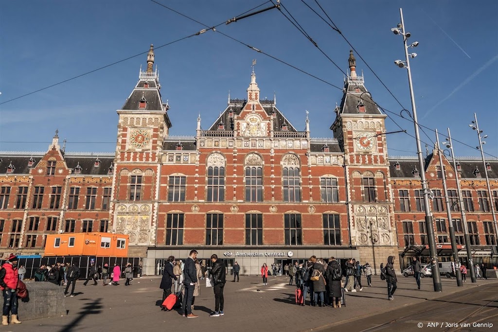 Centrumzijde westelijke reizigerstunnel Amsterdam Centraal dicht