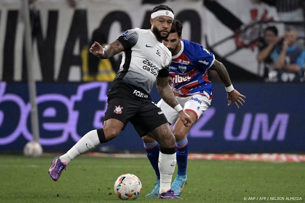 Invaller Depay draagt met assist bij aan zege Corinthians