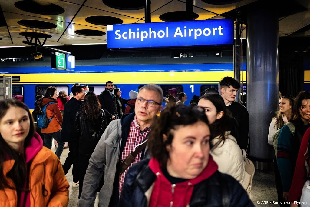 Bovenleiding Schiphol hersteld, maar hinder op spoor houdt aan
